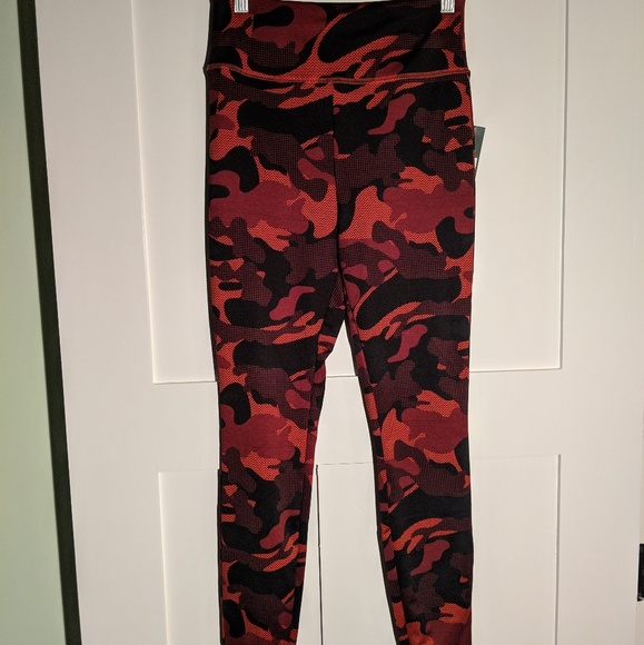 Wild Fable red camo print highrise leggings - Picture 2 of 5